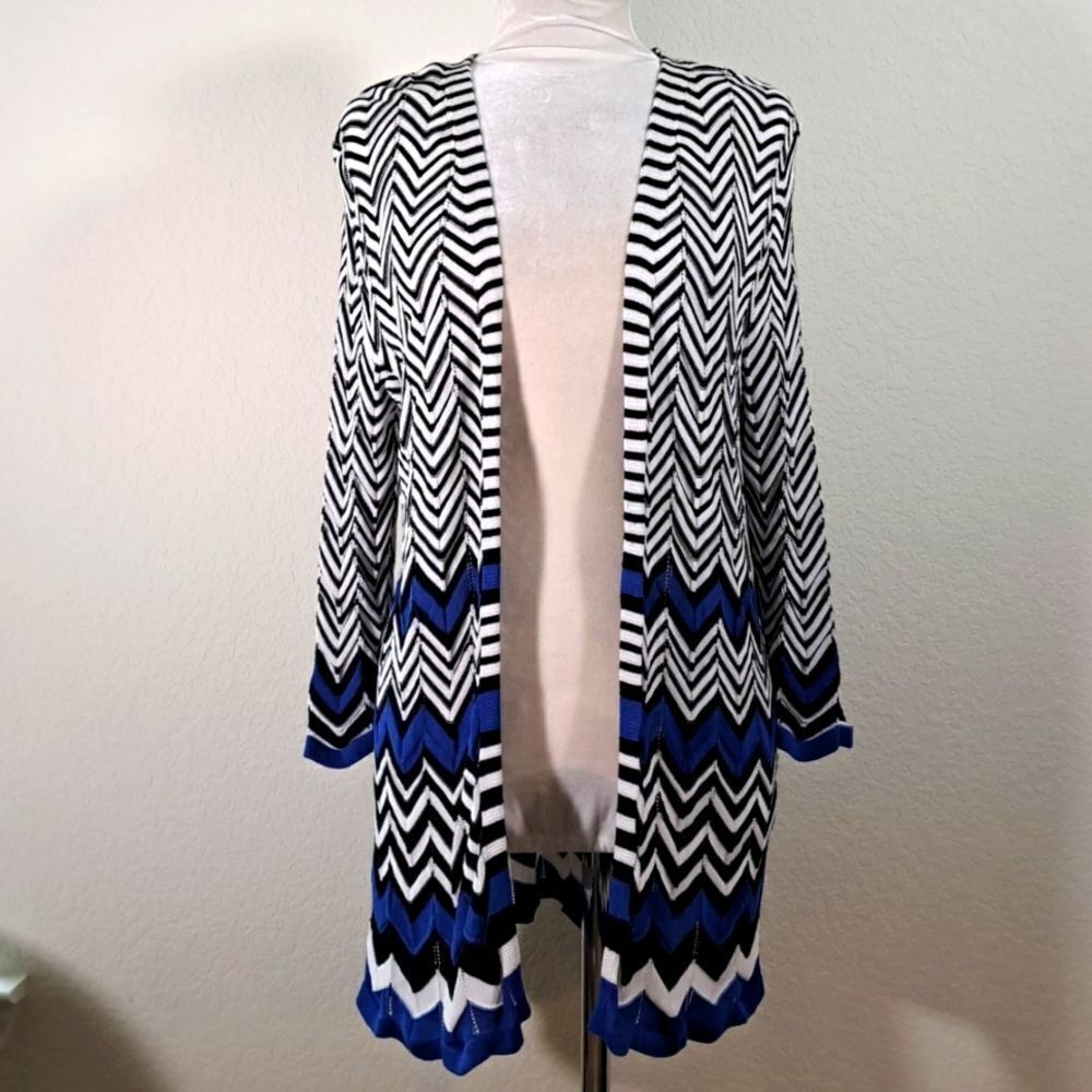 Chico’s Cardigan Top Black White Blue Chevron Lightweight Med Zig Zag Hem Stripe